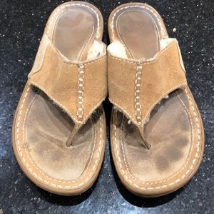 UGG Flip Flops - Fits like a women’s 7.5/8 (read description)